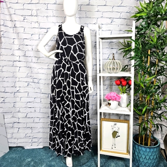 Michael Kors Black/White Sleeveless Pleated Maxi Dress - Picture 3 of 11